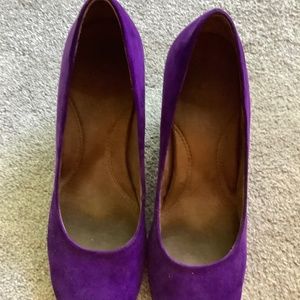 AEROSOLE Plum Tree, wedge, studded heel pumps. Purple faux suede. Sz 10M.EUC